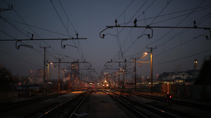 Fotografija: Mehanizem mešanega financiranja bo usmerjen zlasti v uvajanje evropskega sistema za upravljanje železniškega prometa. FOTO: Jure Eržen/Delo