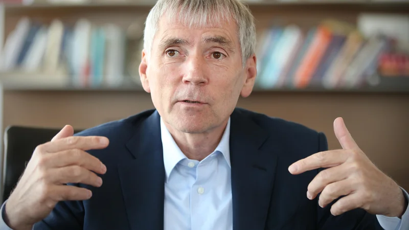 Fotografija: Sandi Češko pravi, da je nacionalna sramota, da smo zazidali milijarde globoko v cestni križ, ki bi ga lahko zgradili transparentno s koncesijami. In koliko denarja je izpuhtelo v dimu Teš 6 in drugih državnih investicijah! Kdo ve, kaj nas čaka pri drugem tiru.