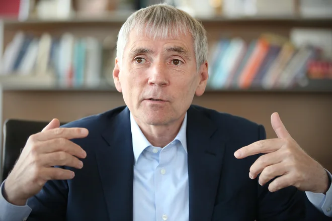 Sandi Češko pravi, da je nacionalna sramota, da smo zazidali milijarde globoko v cestni križ, ki bi ga lahko zgradili transparentno s koncesijami. In koliko denarja je izpuhtelo v dimu Teš 6 in drugih državnih investicijah! Kdo ve, kaj nas čaka pri drugem tiru.