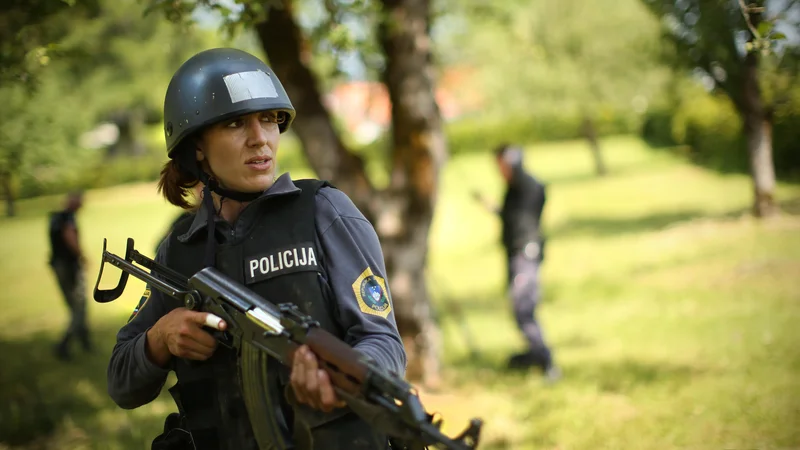 Fotografija: Do danes so zbirali ponudbe za analizo, kako so ovrednoteni uniformirani poklici. FOTO: Jure Eržen