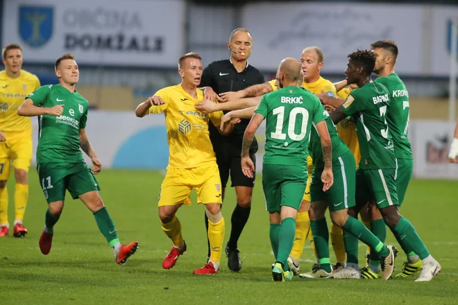 Derbiji Ljubljanske kotline so vselej intrigantni, kakršen je bil tudi avgustovski v Domžalah. FOTO: Tomi Lombar/Delo