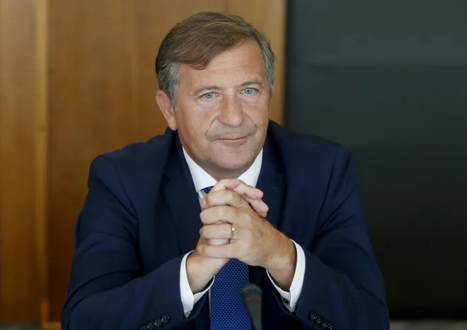 Karl Erjavec, minister za obrambo,neupoštevanje njegovih navodil dojema kot samovoljno in absolutno nesprejemljivo dejanje vojske. Zahteval bo odgovornost.