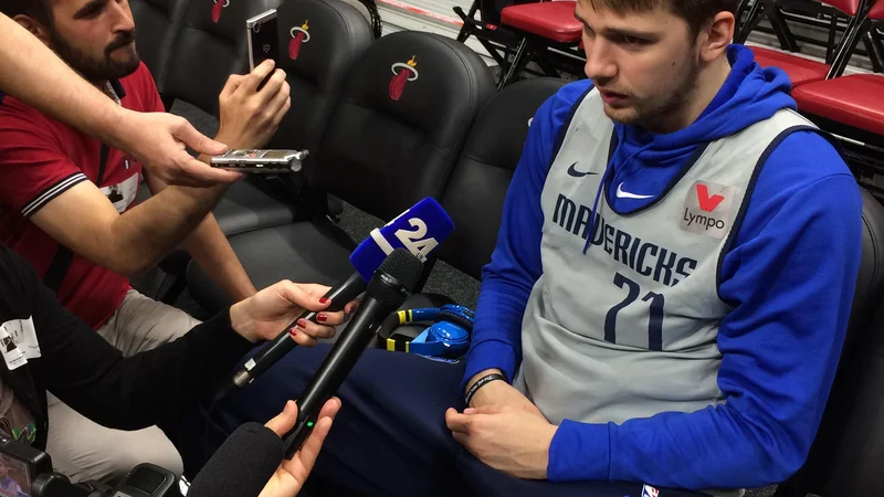 Fotografija: Luka Dončić je že pred slovensko tekmo vseh tekem v NBA odgovorajal na vprašanja slovenskim novinarjev. FOTO: Mojca Pišek