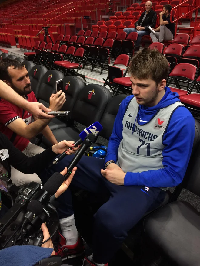 Luka Dončić je že pred slovensko tekmo vseh tekem v NBA odgovorajal na vprašanja slovenskim novinarjev. FOTO: Mojca Pišek