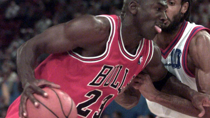 Fotografija: Michael Jordan je v pariškem finalu McDonaldsovega turnirja leta 1997 proti grškemu Olympiacosu dosegel 27 točk. FOTO: Reuters