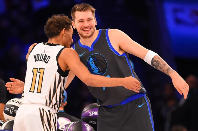 Trae Young (levo) je edini, ki lahko ogrozi Luko Dončića v izboru za novinca leta v ligi NBA. Foto Reuters