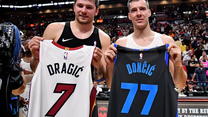 Fotografija: Goran Dragić in Luka Dončić sta blestela v slovenskem večeru, po koncu tekme pa takole izjmenjala drese. FOTO: Jasen Vinlove/USA TODAY