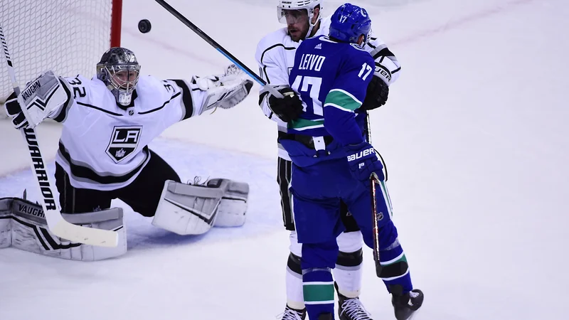 Fotografija: Takole sta vratar Jonathan Quick in napadalec Anže Kopitar branila svoja vrata pred Joshom Leivo (št. 17). Foto USA Today