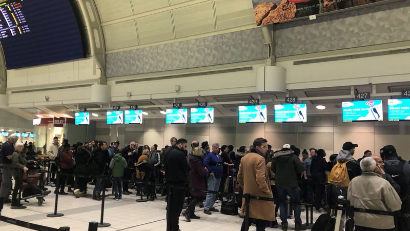 Fotografija: Potniki Wow Aira so zaman čakali tudi na letališču Pearson v Torontu. Po ocenah je po vsem svetu obtičalo okoli 10.000 potnikov. FOTO: Ann Campbell