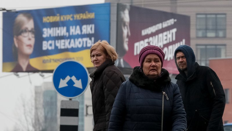 Fotografija: Vija, vaja, ven: Julija Timošenko in Petro Porošenko se bosta danes borila za drugo mesto oziroma nastop v drugem krogu predsedniških volitev. FOTO: Reuters