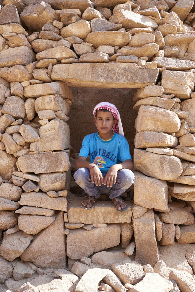 Abdul, sin šejka Salame v eni od novo odkritih  puščavniških celic v Wadi Naqqatu. FOTO: Matjaž Kačičnik