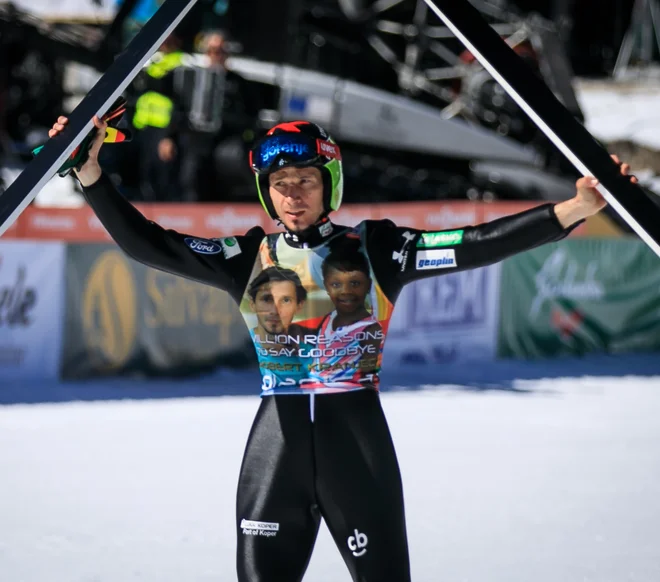 Tisoč razlogov za slovo, je sporočala Robijeva majica. FOTO: Mediaspeed.net
