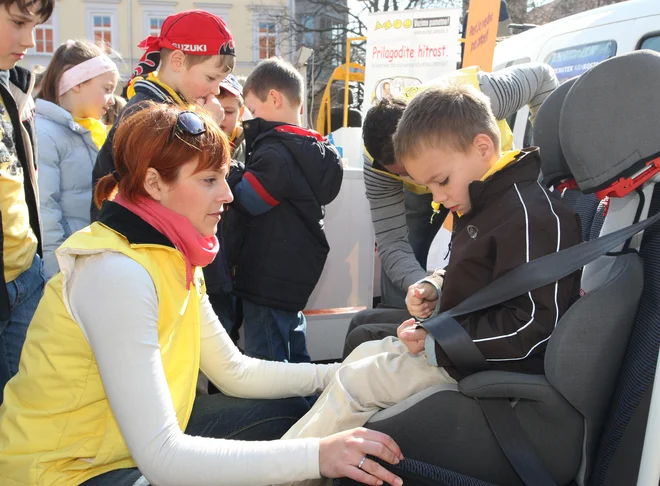 Prikaz privezovanja z avtomobilskim varnostnim pasom. FOTO: Tadej Regent