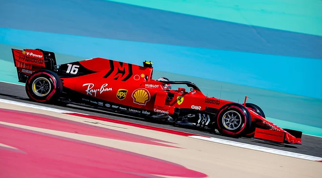 Charles Leclerc se je danes odločno spopadel s puščavskim izzivom. FOTO: Andrej Isaković/AFP