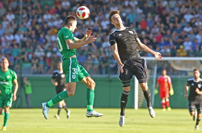 Z 10 goli prvi strelec Mure Rok Sirk (desno) spomaldi še ni dosegel gola. FOTO: Tadej Regent/Delo