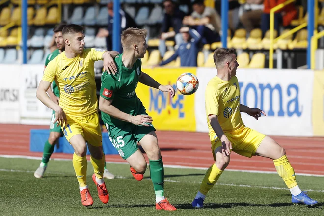 Zeleno-beli Rok Kidrić je povzročil veliko težav Domžalčanom, solidno igro pa začinil z lepo asistenco za končni izid 3:1. FOTO: Leon Vidic/Delo