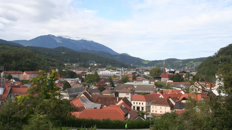 Fotografija: Mesto Ravne nujno potrebuje manjša stanovnja. FOTO: Mateja Kotnik