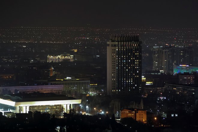 Luči je ugasnil tudi hotel Kazahstan v Almaty. FOTO: Pavel Mikheyev/Reuters