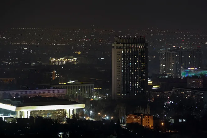 Luči je ugasnil tudi hotel Kazahstan v Almaty. FOTO: Pavel Mikheyev/Reuters