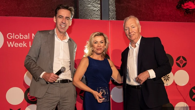 Fotografija: Mojca Briščik, izvršna direktorica SOZ, je v Lizboni prejela nagrado v imenu Slovenske oglaševalske zbornice. Zraven sta izvršni direktor WFA Stephan Loerke in predsednik WFA David Wheldon. FOTO: Flavio Andrade