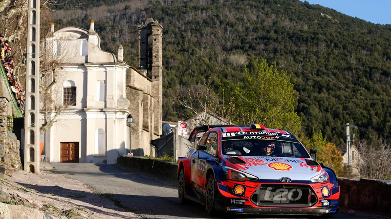 Fotografija: Thierry Neuville je darilo sprejel odprtih rok. FOTO: Pascal Pochard-Casabianca/AFP