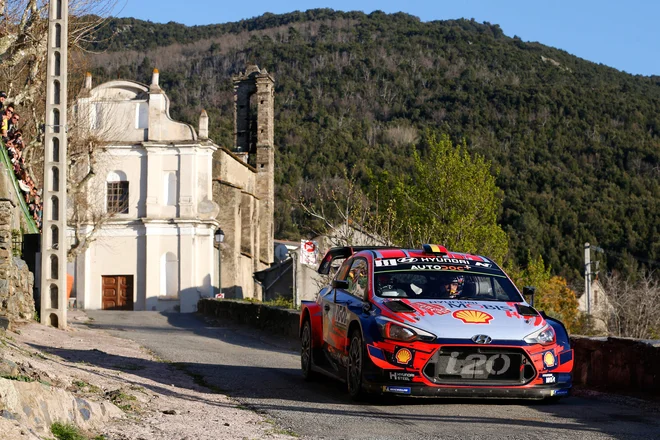 Thierry Neuville je darilo sprejel odprtih rok. FOTO: Pascal Pochard-Casabianca/AFP