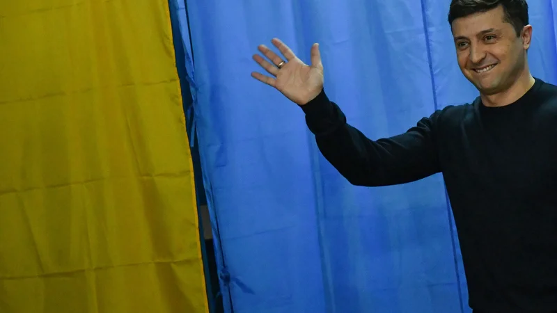 Fotografija: Za 41-letnega Volodimira Zelenskega glasovalo okoli 30 odstotkov Ukrajincev. FOTO: AFP