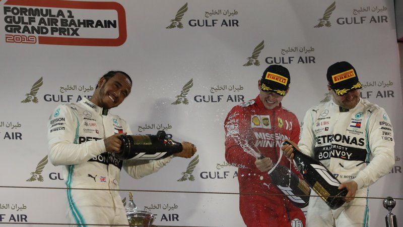 Fotografija: Mercedesova zvezdnika Lewis Hamilton (levo) in Valtteri Bottas (desno) sta se strinjala, da bi si zmago včeraj v Bahrajnu zaslužil Ferrarijev dirkač Charles Leclerc. FOTO: AFP