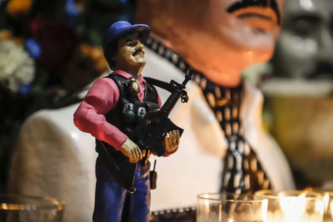 V Mehiki prodajajo tudi igrače in kipe v obliki »El Chapa« (pritlikavca) Guzmána. V rodnem kraju Badiraguato ga imajo za heroja. FOTO: Rashide Frias/AFP