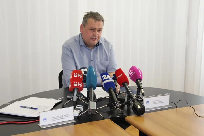 Miran Šadl, predstavnik za odnose z javnostmi PU Maribor na današnji novinarski konferenci. FOTO: PU Maribor