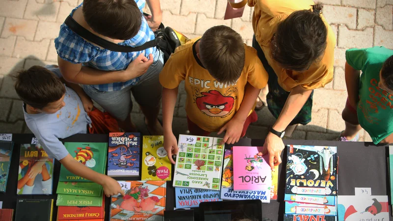 Fotografija: Na bogatem trgu otroške in mladinske literature vsako leto izide okoli 800 novih naslovov. FOTO: Jure Eržen/Delo