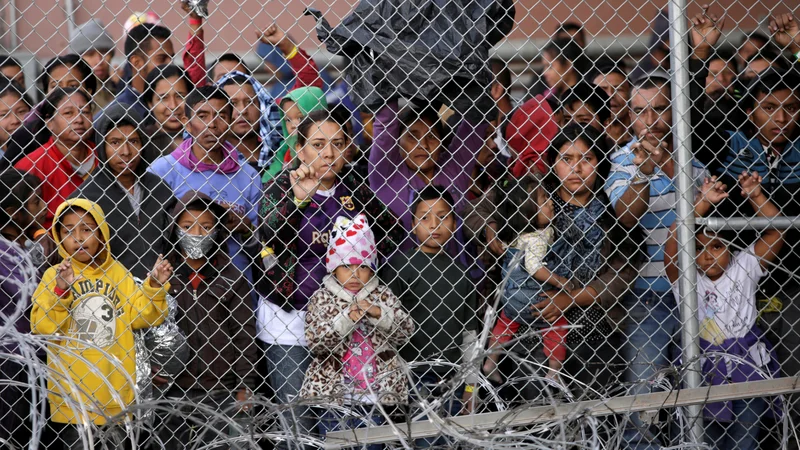 Fotografija: Na mejni prehod El Paso v Teksasu se je zgrnilo na stotine ljudi iz Srednje Amerike, ki si želijo azil zaradi razmer v domačih državah. Foto Reuters
