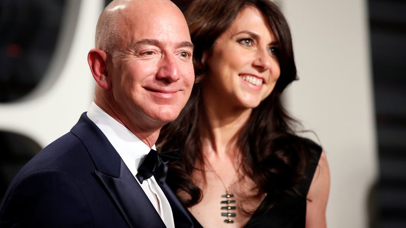 Fotografija: Zaradi intimnih fotografij, ki so znašle v rokah tabloida National Enquirer sta zakonca Bezos napovedala ločitev. FOTO: Danny Moloshok/Reuters