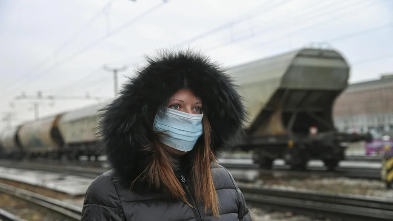 Fotografija: Gripa je lahko neposredni vzrok smrti, pogosteje pa je posredni razlog, kar pomeni, da pri nekaterih bolnikih lahko samo posredno sklepajo, da je pripomogla ali povzročila neugoden izid.
FOTO: Jože Suhadolnik