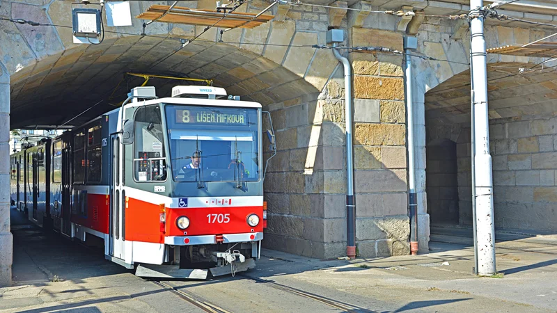 Fotografija: Avtobus je na križišču v središču mesta čelno trčil v tramvaj. FOTO: Shutterstock