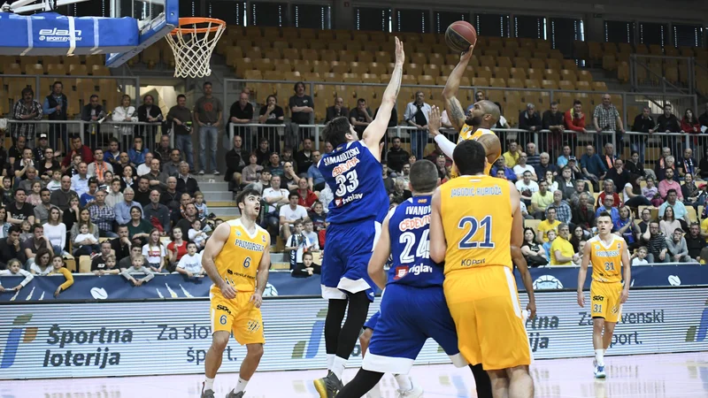 Fotografija: Lance Harris (z žogo) je bil neustavljiv za obrambo MZT. FOTO: ABA