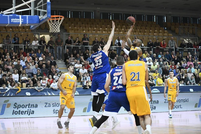 Lance Harris (z žogo) je bil neustavljiv za obrambo MZT. FOTO: ABA