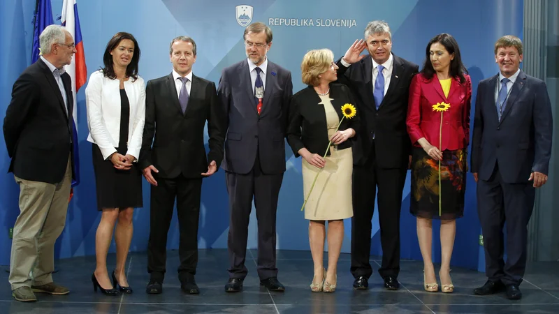 Fotografija: Skupinska fotografija izvoljenih poslancev za evropski parlament v novinarskem središču na Gospodarskem razstavišču v Ljubljani 25. maja 2014. FOTO: Matej Družnik/delo