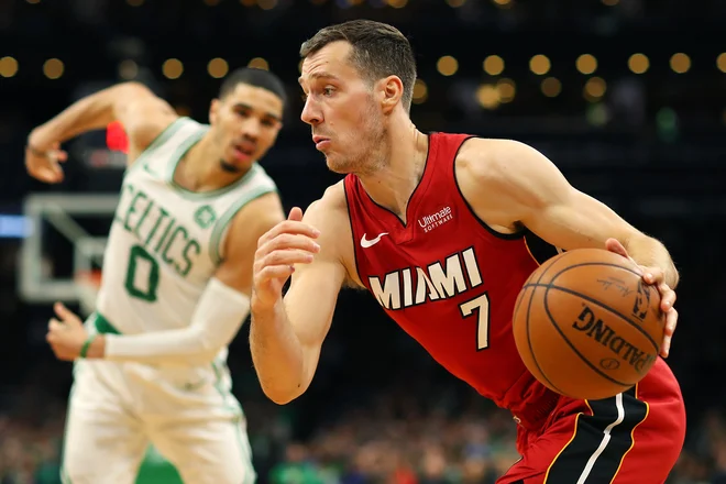 Goran Dragić v dvoboju z Jaysonom Tatumom. FOTO: AFP