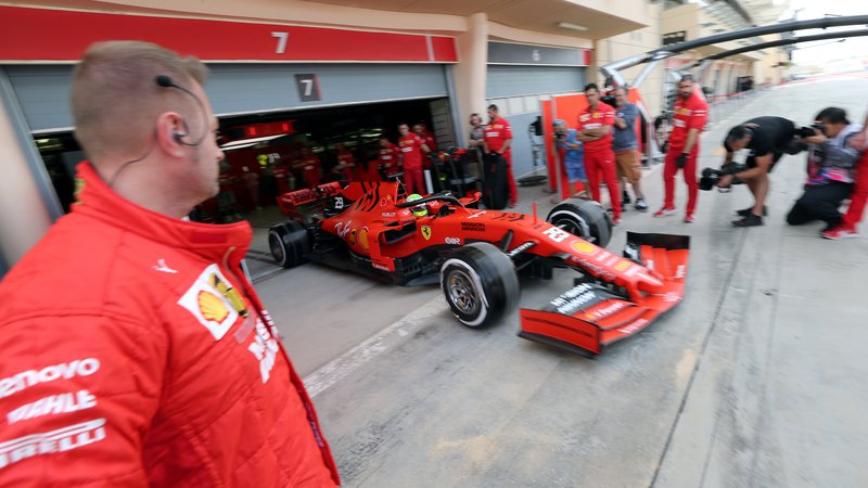 Fotografija: Mick Schumacher je danes malo po 8. uri pripeljal iz Ferrarijeve garaže v Sakhirju. FOTO: Reuters