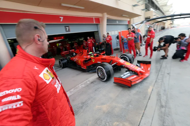 Mick Schumacher je danes malo po 8. uri pripeljal iz Ferrarijeve garaže v Sakhirju. FOTO: Reuters