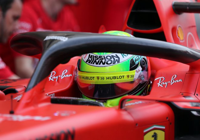 Kot da bi kolo časa zavrteli nazaj: Mick Schumacher za krmilom Ferrarijevega dirkalnika formule 1. FOTO: Reuters