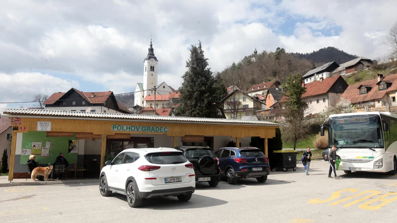 Fotografija: Ne Dobrova ne Polhov Gradec (na fotografiji) nimata izrazitega središča naselja in večje trgovine. FOTO Mavric Pivk/Delo