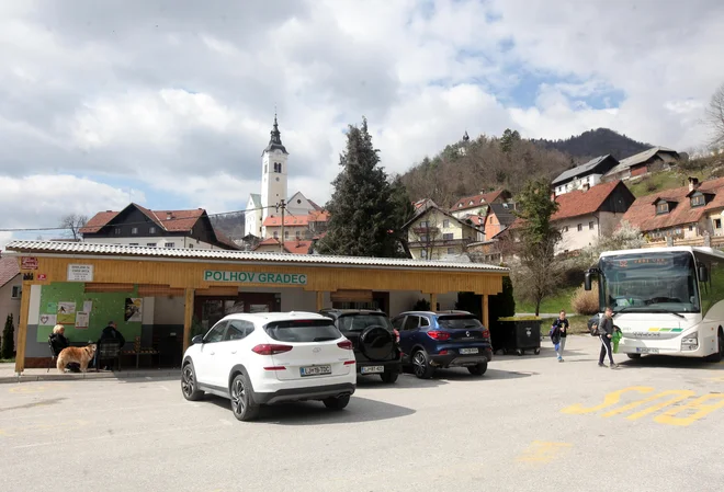 Ne Dobrova ne Polhov Gradec (na fotografiji) nimata izrazitega središča naselja in večje trgovine. FOTO Mavric Pivk/Delo