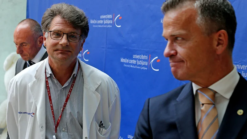 Fotografija: Teodor Žepič (desno) z Alešem Šabedrom in Janezom Jazbecem na lanski tiskovni konferenci Pediatrične klinike. FOTO: Tomi Lombar/Delo