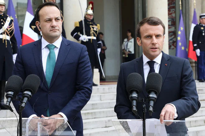 Macron je ob današnjem obisku irskega premierja zatrdil, da Evropska unija ne more biti »trajna talka« politične krize FOTO: AFP