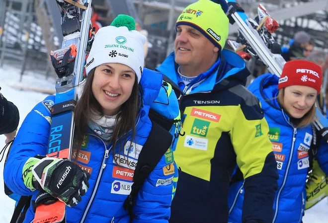 Od krmila v ženski vrsti se bo najverjetneje poslovil Denis Šteharnik. Na fotografiji s Tino Robnik, ki jo po pripravah v Banskem čaka poseg v kolenu, in Ano Drev, ki okreva po poškodbi. FOTO: Tomi Lombar/Delo