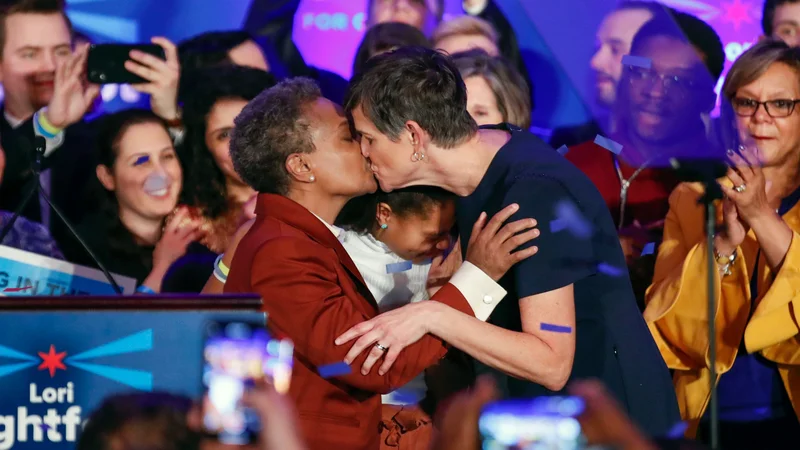 Fotografija: Lori Lightfoot (L), prva gejevska afroameriška ženska izvoljena za županjo Chicaga, tretjega največjega mesta v Ameriki, je ob razglasitvi rezultatov volitev poljubila svojo ženo Amy Eshleman. V torek so meščani Chicaga na volitvah zaupali mandat politični začetnici reševanje težkih problemov gospodarske neenakosti in nasilja. 56-letna Lori Lightfoot je nekdanja zvezna tožilka in odvetnica. Foto Kamil Krzaczynski Afp