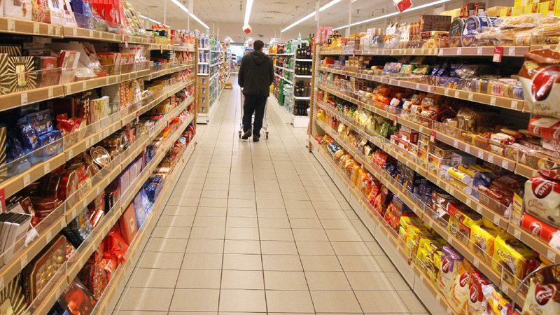 Fotografija: Žal večina potrošnikov ne razume ali ne opazi podatkov o hranilni vrednosti ali pa jih primerjava med izdelki niti ne zanima. FOTO: Igor Zaplatil/Delo