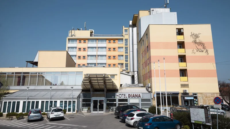 Fotografija: Deložacija je v negotovost pahnila okoli 50 zaposlenih v hotelu Diana. Foto Jure Banfi